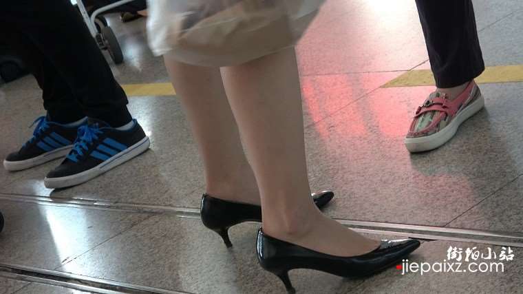 4k超清，锃亮的黑色尖嘴高跟鞋，熟女气质浓厚