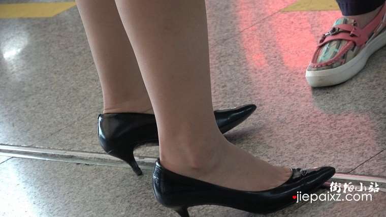 4k超清，锃亮的黑色尖嘴高跟鞋，熟女气质浓厚