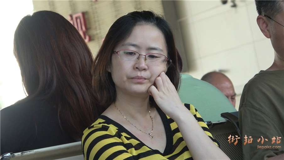 4k-白皙美足眼镜少妇沉思