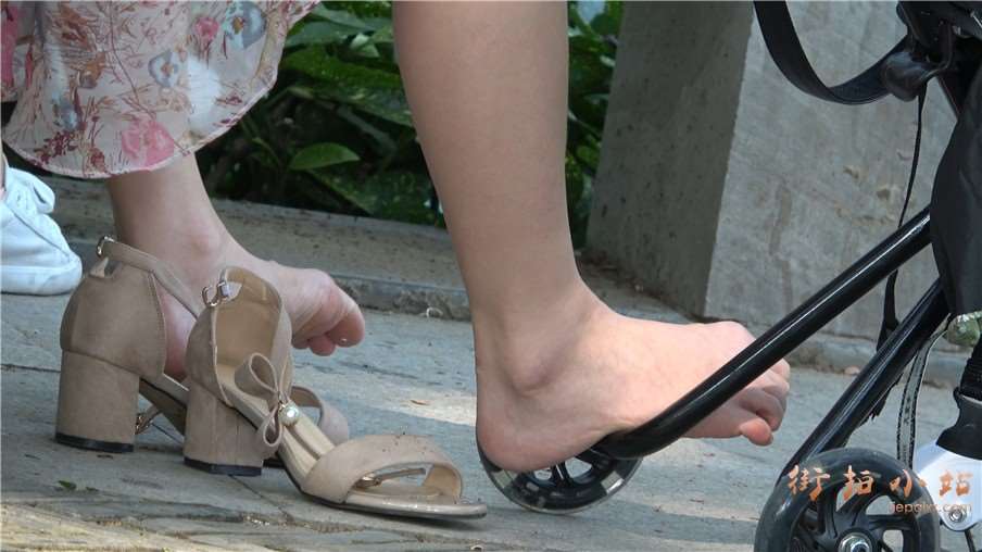 4k-公园长椅休息的裸足美少妇
