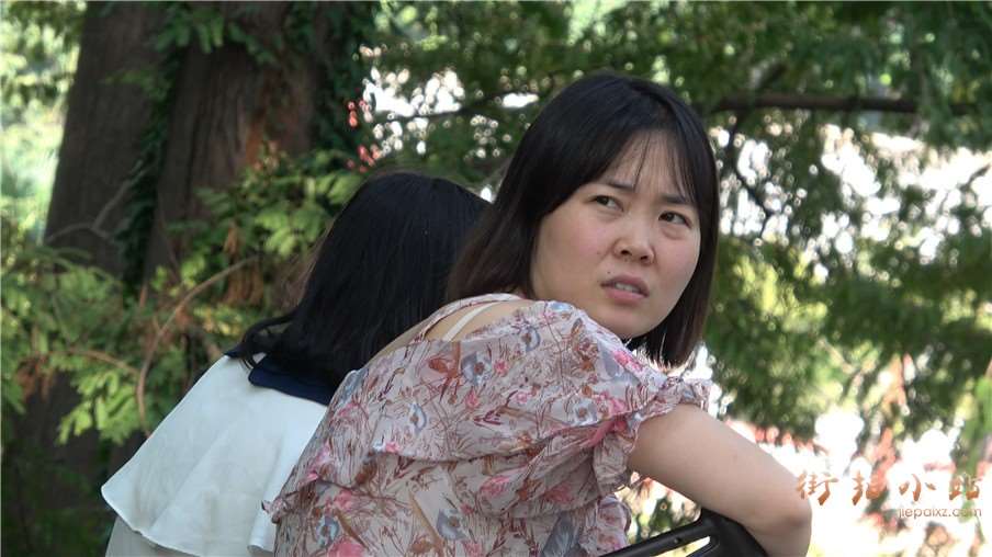 4k-公园长椅休息的裸足美少妇