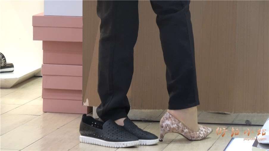 4k-鞋店试高跟鞋街拍美足