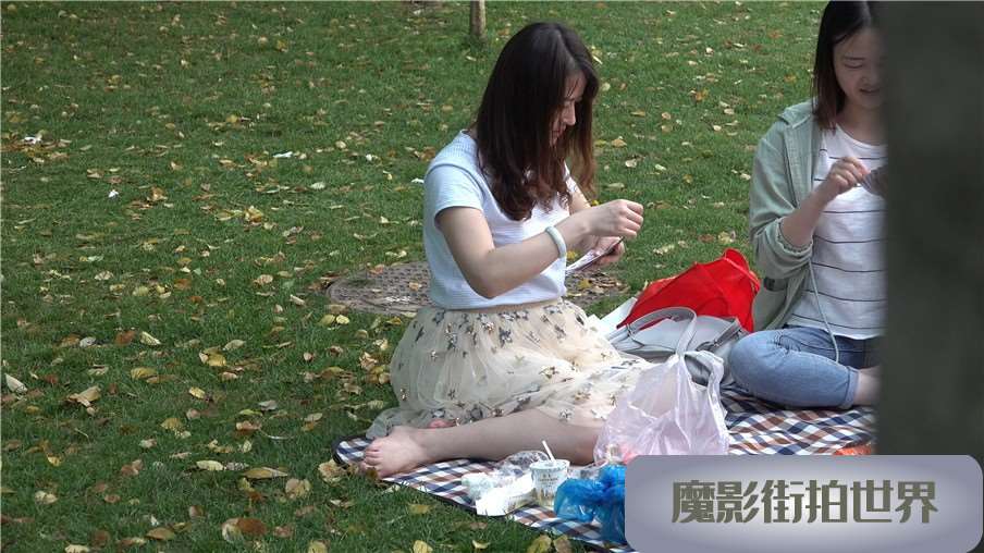 4k-丰满的公主裙极品美女跟姐妹斗地主