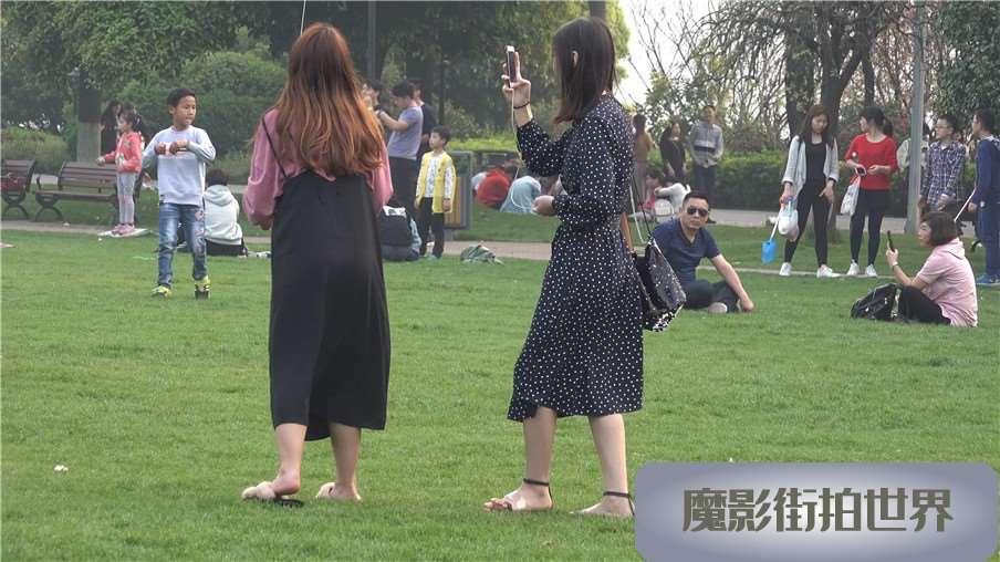 4k-公园草地放风筝的连衣裙文艺清新街拍美女