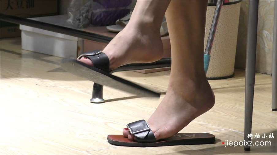 4k-服装店气质美女老板娘的凉拖美足各个角度诱惑你