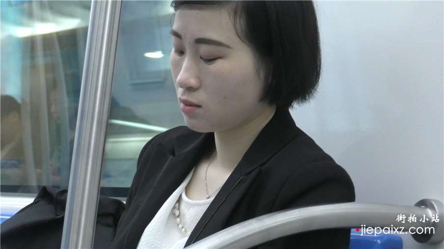 4k-超长大片、地铁车厢特写白色坡高跟美足脚丫