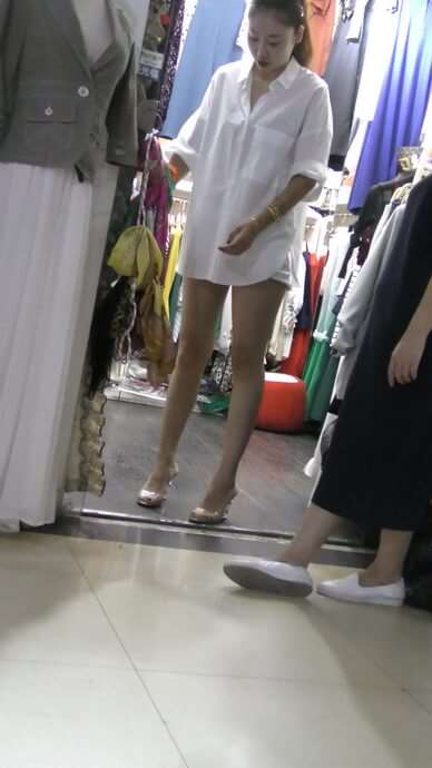 4k超清，服装店老板娘的水晶坡高跟鞋美足