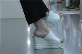 4k-超长大片、地铁车厢特写白色坡高跟美足脚丫