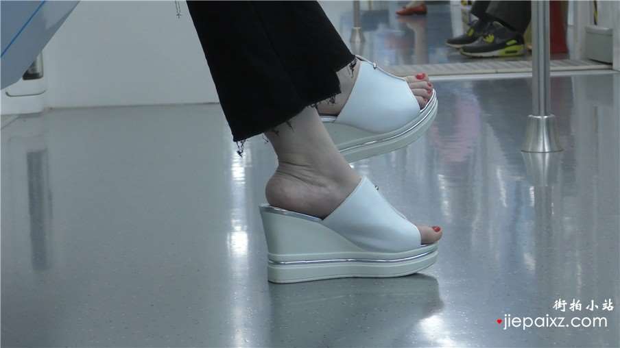 4k-超长大片、地铁车厢特写白色坡高跟美足脚丫