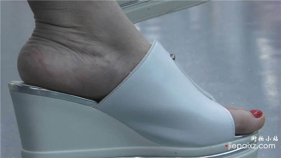 4k-超长大片、地铁车厢特写白色坡高跟美足脚丫