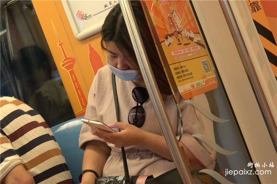 4k-地铁上特写美女的豹纹坡高跟，肉丝袜更诱人