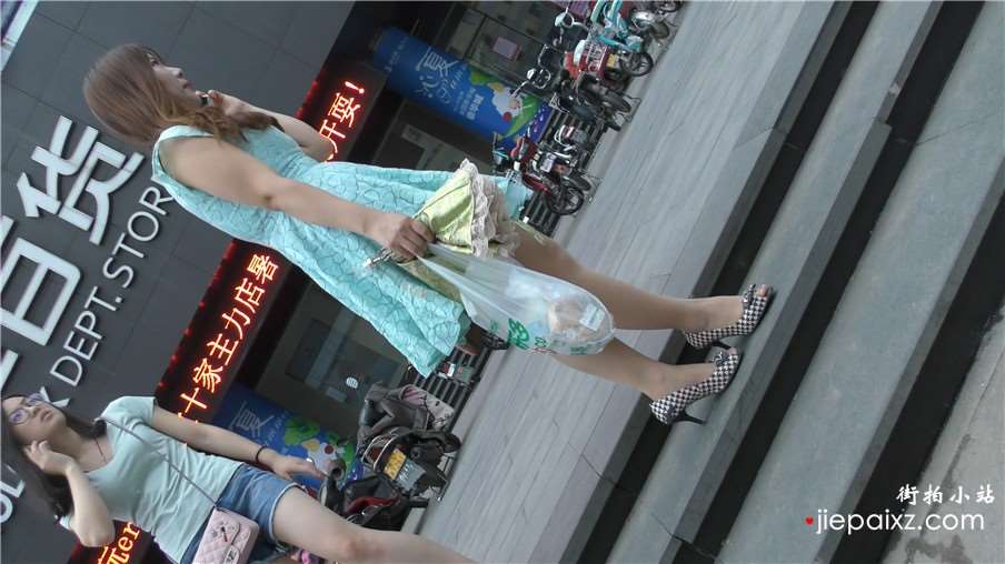4K - 街拍格子鱼嘴高跟鞋风韵美妇