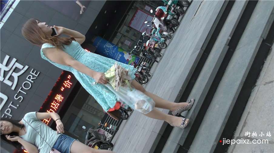 4K - 街拍格子鱼嘴高跟鞋风韵美妇
