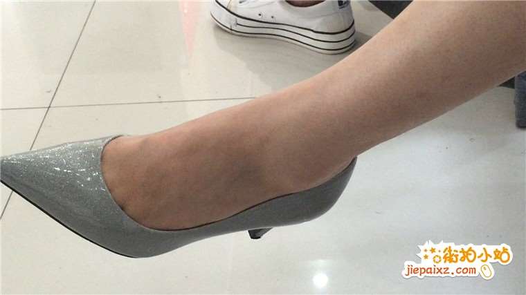 特写裸足尖嘴高跟鞋，近到想舔屏幕