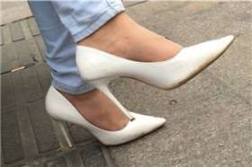 特写极品紧身牛仔裤美女的尖嘴高跟鞋美足