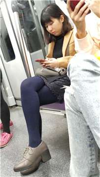 4K-地铁上玩手机入迷的街拍丝袜少妇