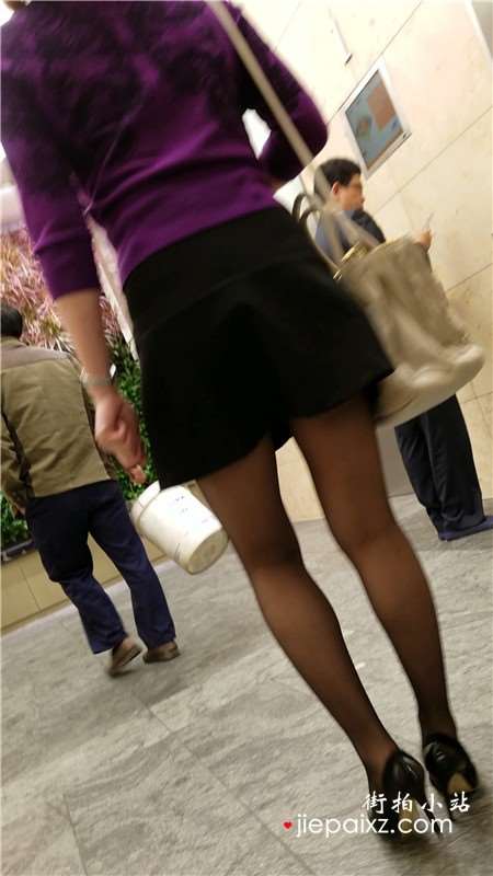 4K-街拍极品黑丝高跟鞋短裙性感美少妇