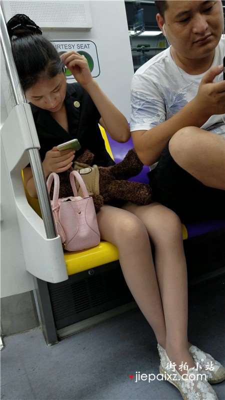 4K-地铁上拍摄极品肉丝美腿制服美女