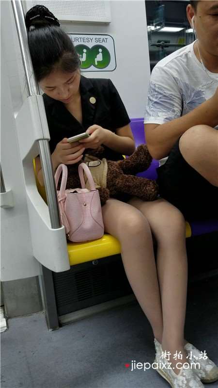 4K-地铁上拍摄极品肉丝美腿制服美女