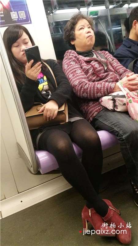 4K-地铁上的微胖街拍黑丝美腿女孩