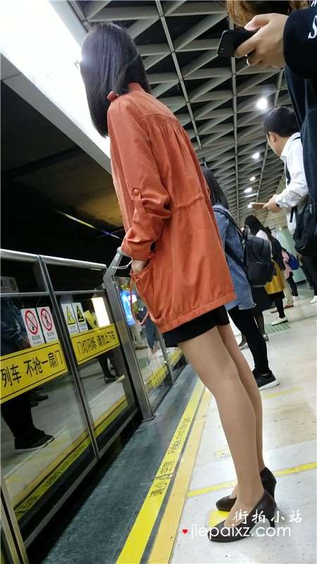 4K-等地铁的橙色外套短裙街拍肉丝美腿女孩
