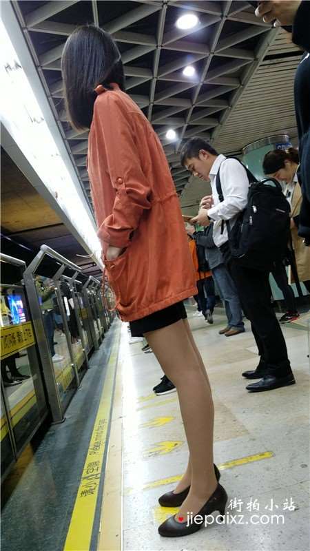 4K-等地铁的橙色外套短裙街拍肉丝美腿女孩