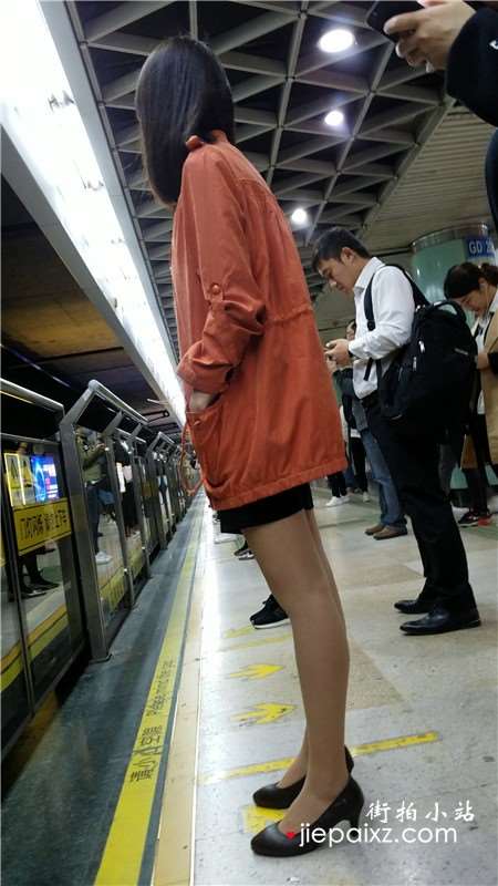 4K-等地铁的橙色外套短裙街拍肉丝美腿女孩
