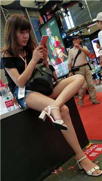 4k-翘着二郎腿的牛仔短裤性感美腿凉高跟街拍美女