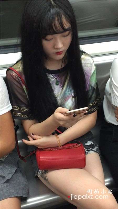 地铁上的人字拖街拍美腿美颜小姐姐