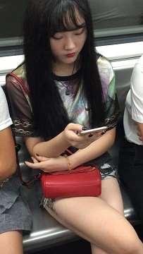 地铁上的人字拖街拍美腿美颜小姐姐