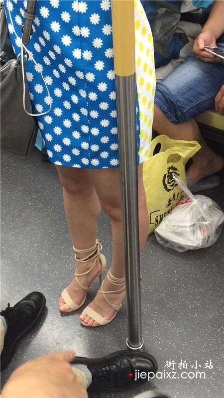 碎花斑点群性感美腿街拍美女