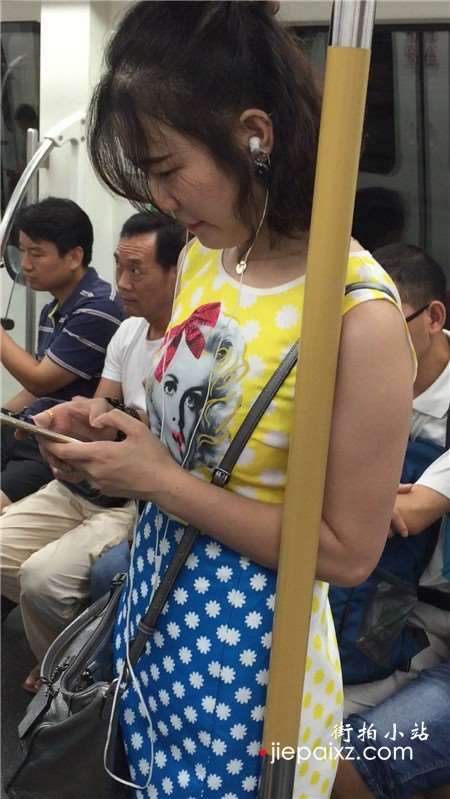 碎花斑点群性感美腿街拍美女