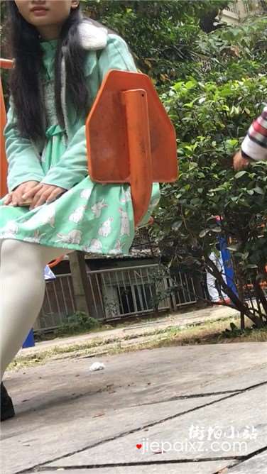 有点小忧郁的白丝袜美眉