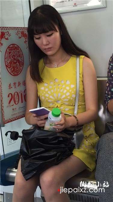 地铁上街拍忧郁的黄群美少妇