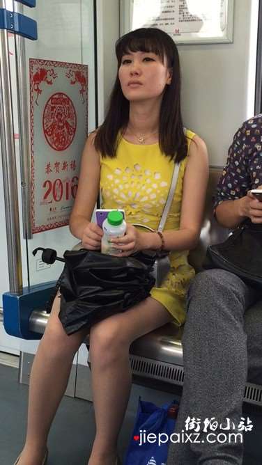 地铁上街拍忧郁的黄群美少妇