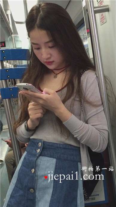 丰满长发牛仔裙美女，就这么一动不动的玩手机，任你摄。