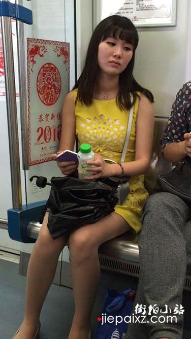 地铁上街拍忧郁的黄群美少妇