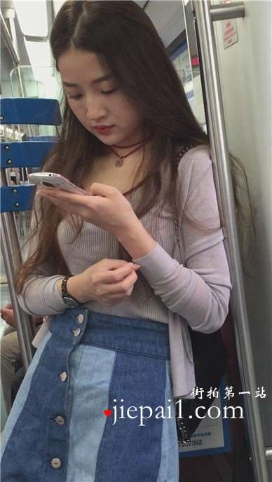 丰满长发牛仔裙美女，就这么一动不动的玩手机，任你摄。