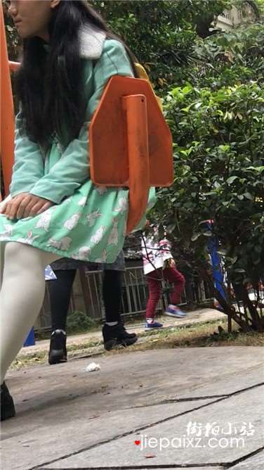 有点小忧郁的白丝袜美眉
