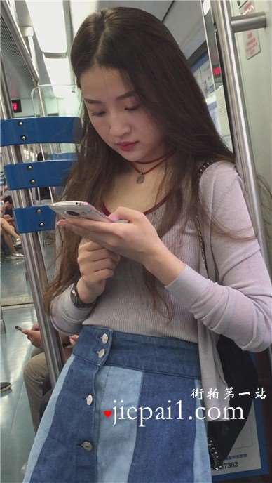 丰满长发牛仔裙美女，就这么一动不动的玩手机，任你摄。