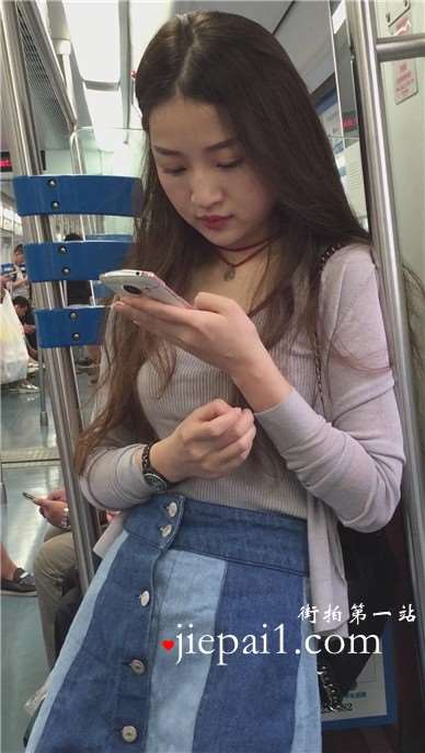 丰满长发牛仔裙美女，就这么一动不动的玩手机，任你摄。