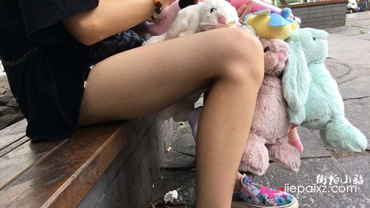 街拍苗条美腿小妹，拿着一堆兔子娃娃