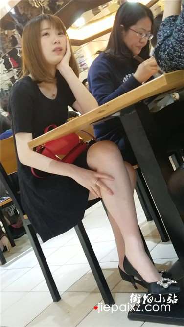 4k超清，餐厅偶遇小清新美腿清纯美眉跟闺蜜倾诉心情