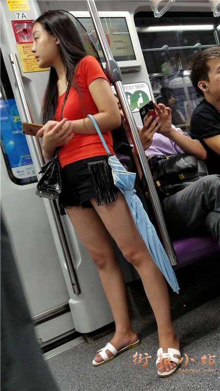 4k-红T恤超短热裤街拍美腿姐姐