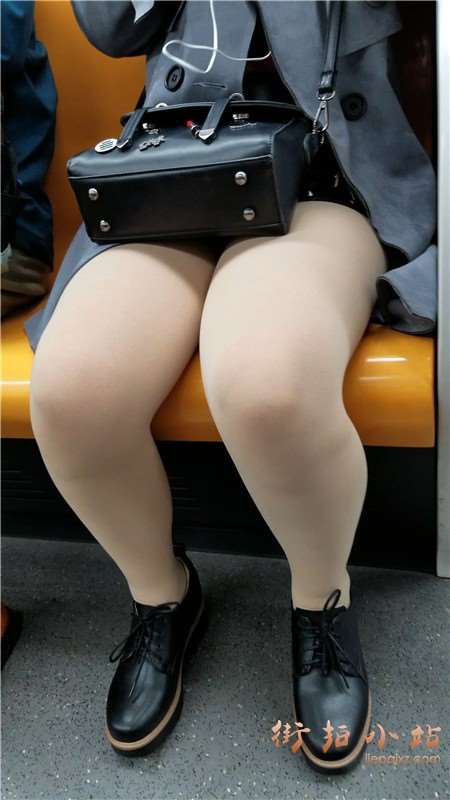4k-笑容甜美的丝袜美腿气质美女