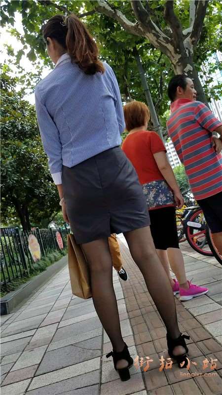 4k-街拍极品黑丝长腿包臀裙美女