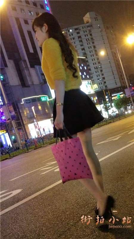 4k-黄衣短裙丝袜美腿女神着急打车去哪？