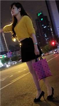 4k-黄衣短裙丝袜美腿女神着急打车去哪？