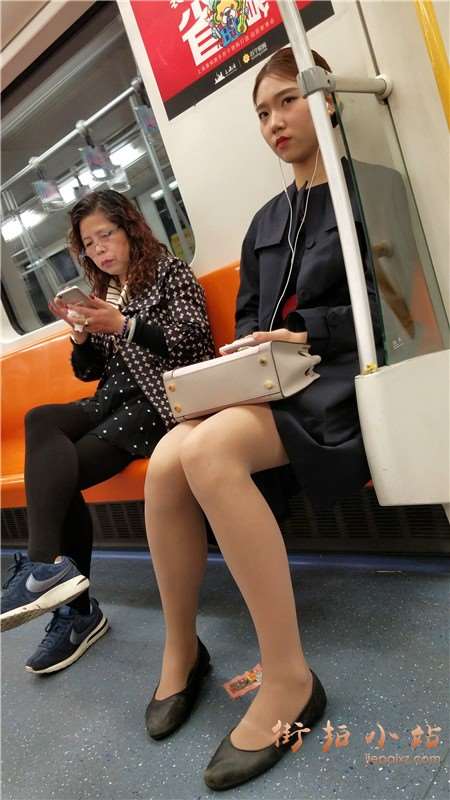 4k-丝袜美腿小姐姐貌似发现被拍，暗自高兴笑嘻嘻