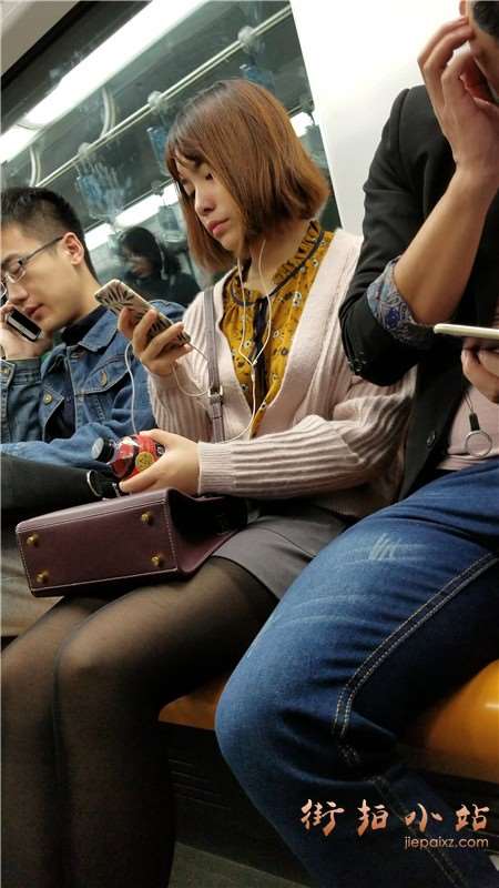 4k-地铁上的小清新美腿街拍黑丝美女